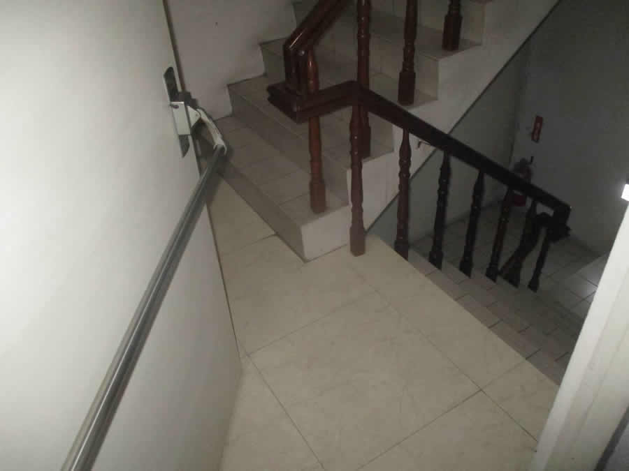防火門與樓梯迴轉半徑相交 (1)