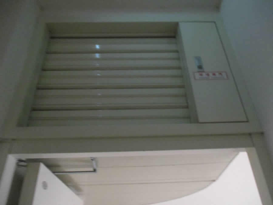 排煙風管貫穿特別安全梯間防火門上方防火牆未裝設防火閘門 (3)