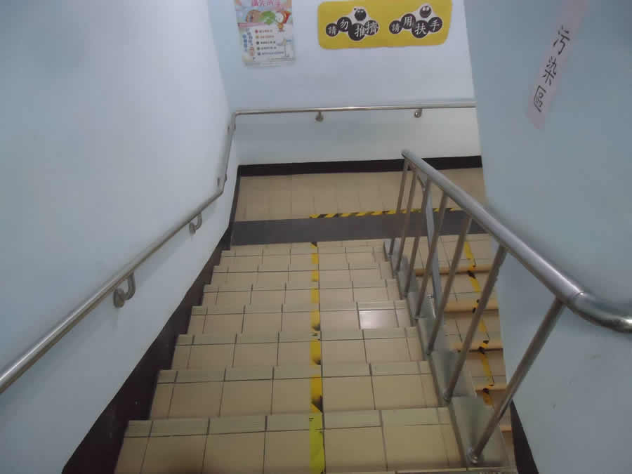 樓梯寬度不足1.4公尺(現況為1.2公尺)
